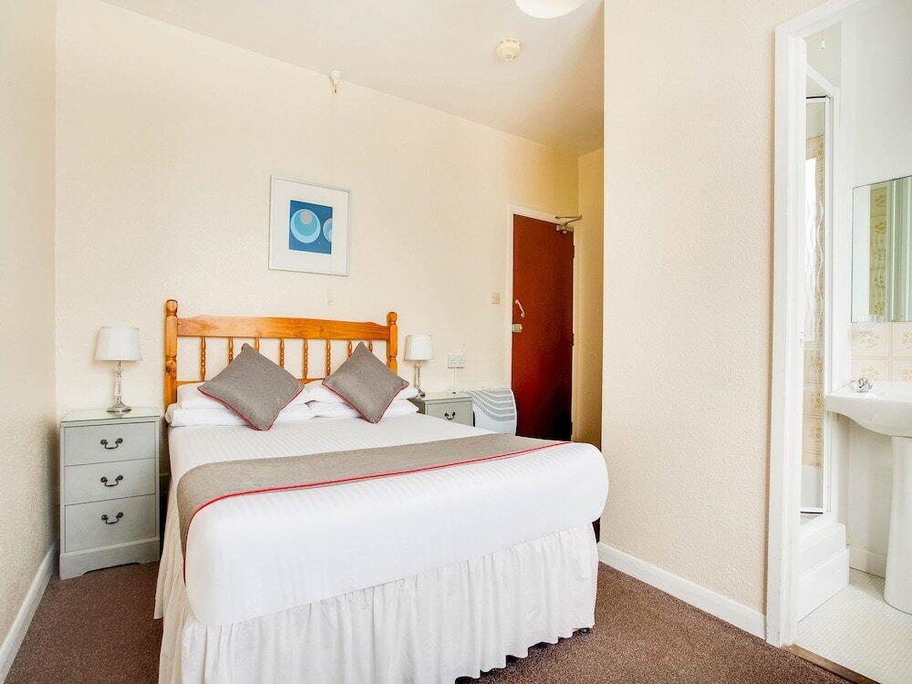 Room – OYO Godolphin Arms Hotel
