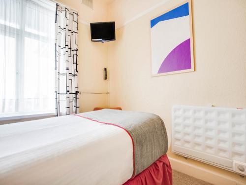 Room – OYO Godolphin Arms Hotel