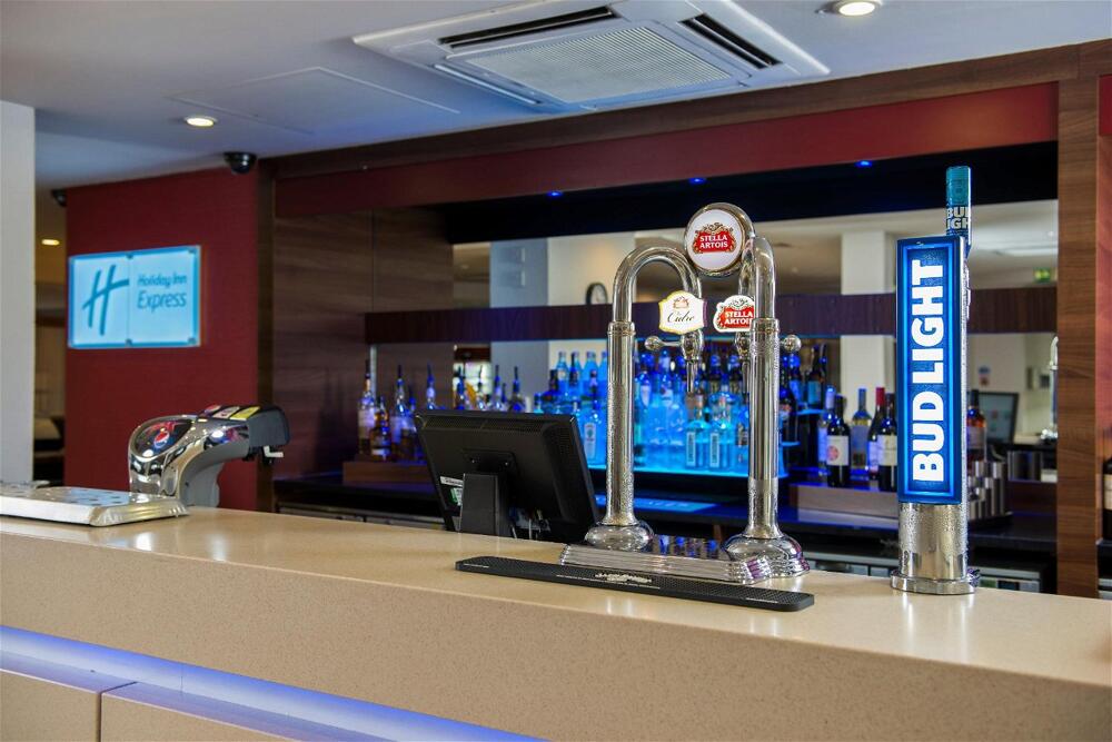 Foto de restauración de Holiday Inn Express Derby Pride Park, an IHG Hotel