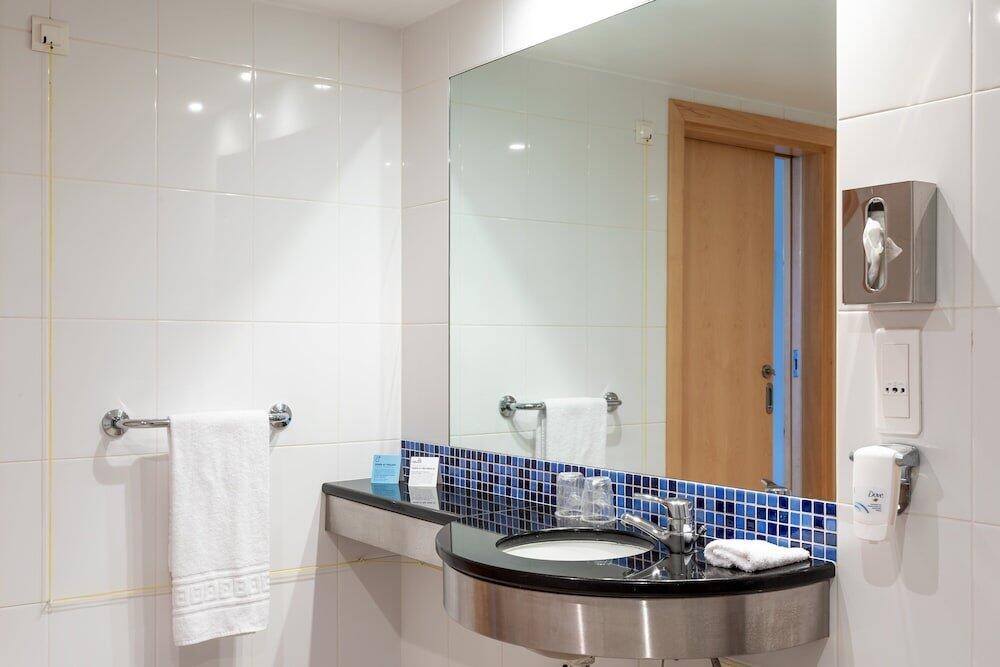 Foto del baño de Holiday Inn Express Lisbon-Oeiras, an IHG Hotel