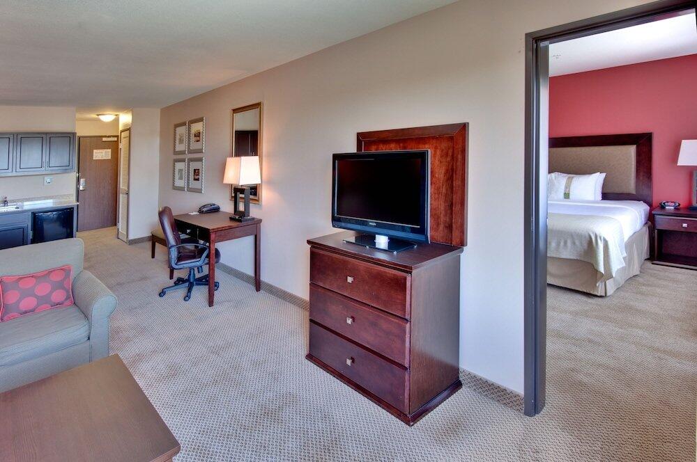 Foto de una habitación de Hotel Holiday Inn &amp;amp; Suites Bakersfield