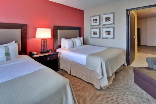 Foto de una habitación de Hotel Holiday Inn &amp;amp; Suites Bakersfield