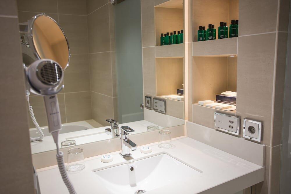 Foto del baño de Miramar La Cigale Hotel Thalasso &amp;amp; Spa