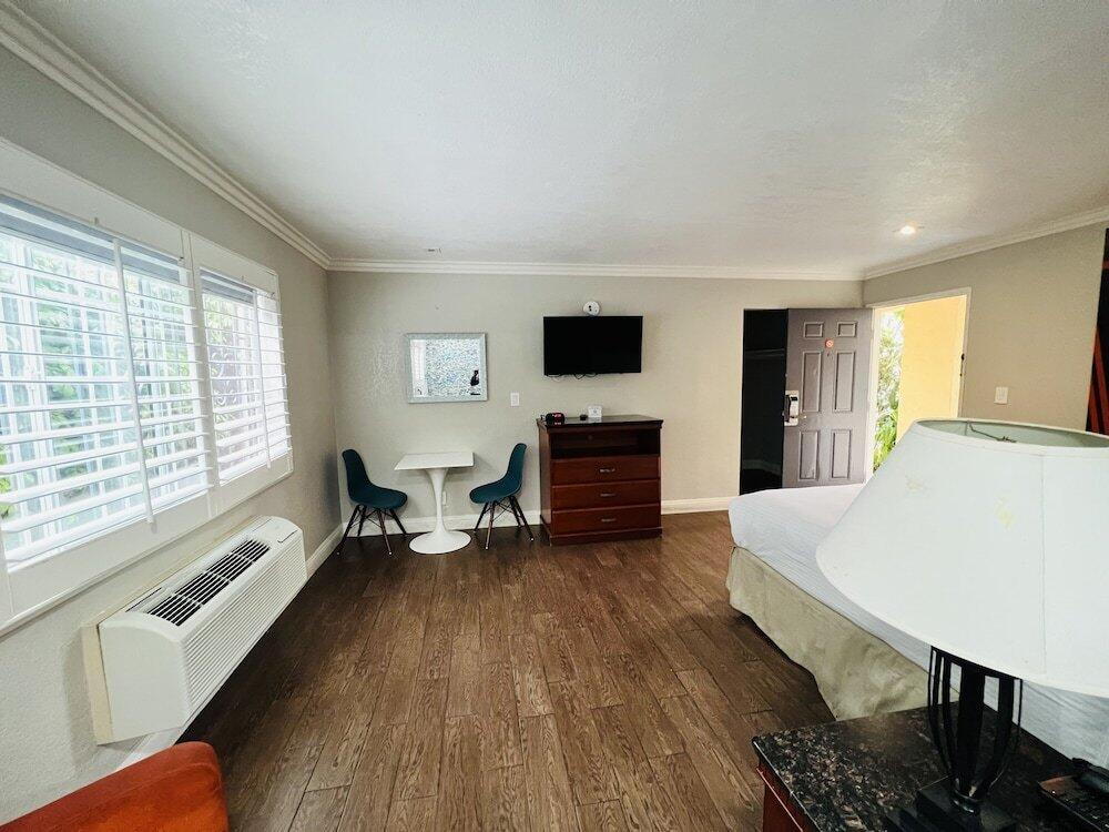 Foto de una habitación de Casa Blanca Hotel &amp;amp; Suites Orange