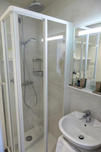 Foto del baño de HOTEL DE PARIS MONTPARNASSE