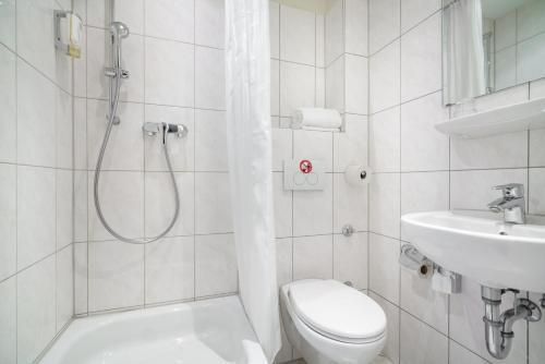 Bathroom – Novum Hotel Continental Hamburg Hauptbahnhof
