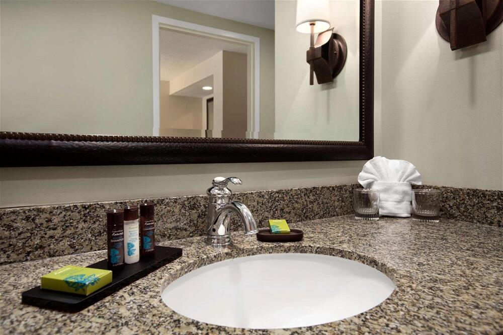 Foto del baño de Embassy Suites La Quinta Hotel &amp;amp; Spa