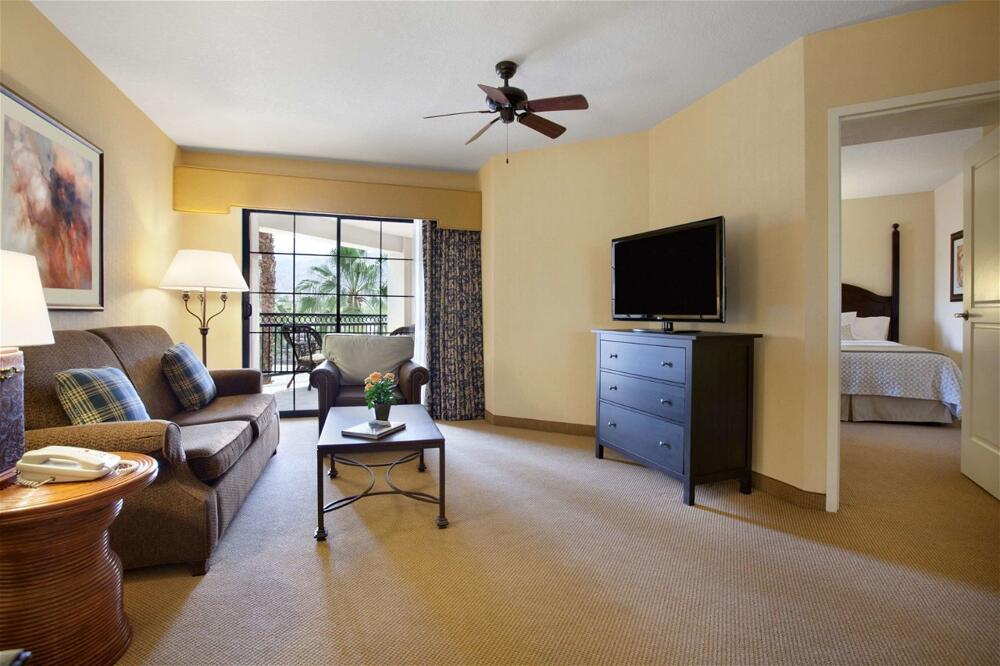 Foto de una habitación de Embassy Suites La Quinta Hotel &amp;amp; Spa