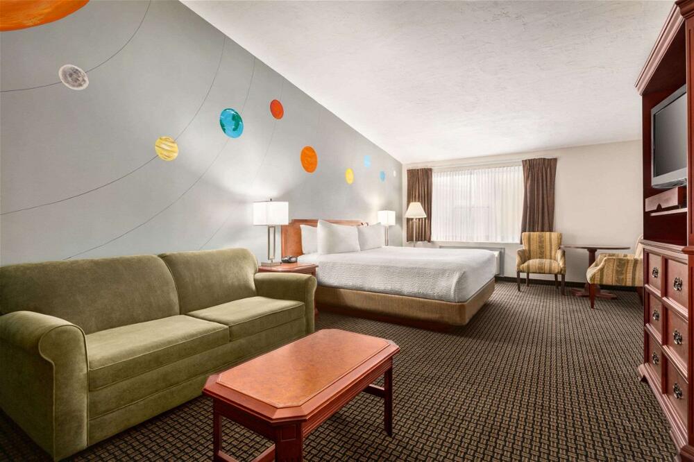 Foto de una habitación de Hotel Days Inn &amp;amp; Suites by Wyndham Moncton