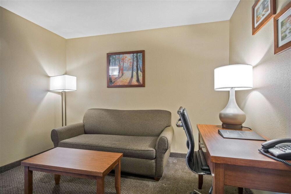 Foto de una habitación de Hotel Comfort Inn &amp;amp; Suites