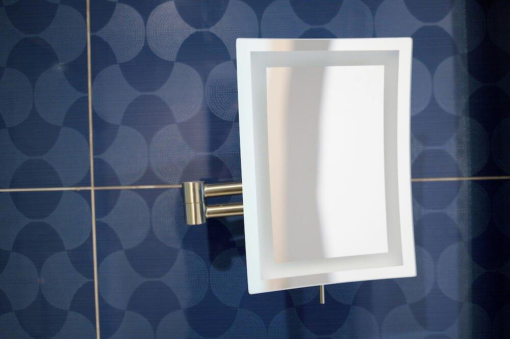 Bathroom – Woodcrest Hotel