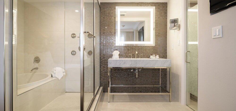 Bathroom – Woodcrest Hotel