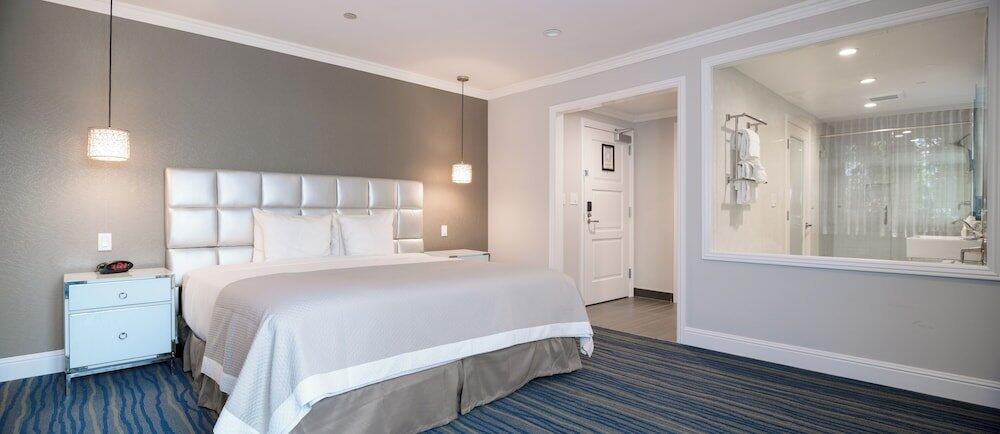 Room – Woodcrest Hotel