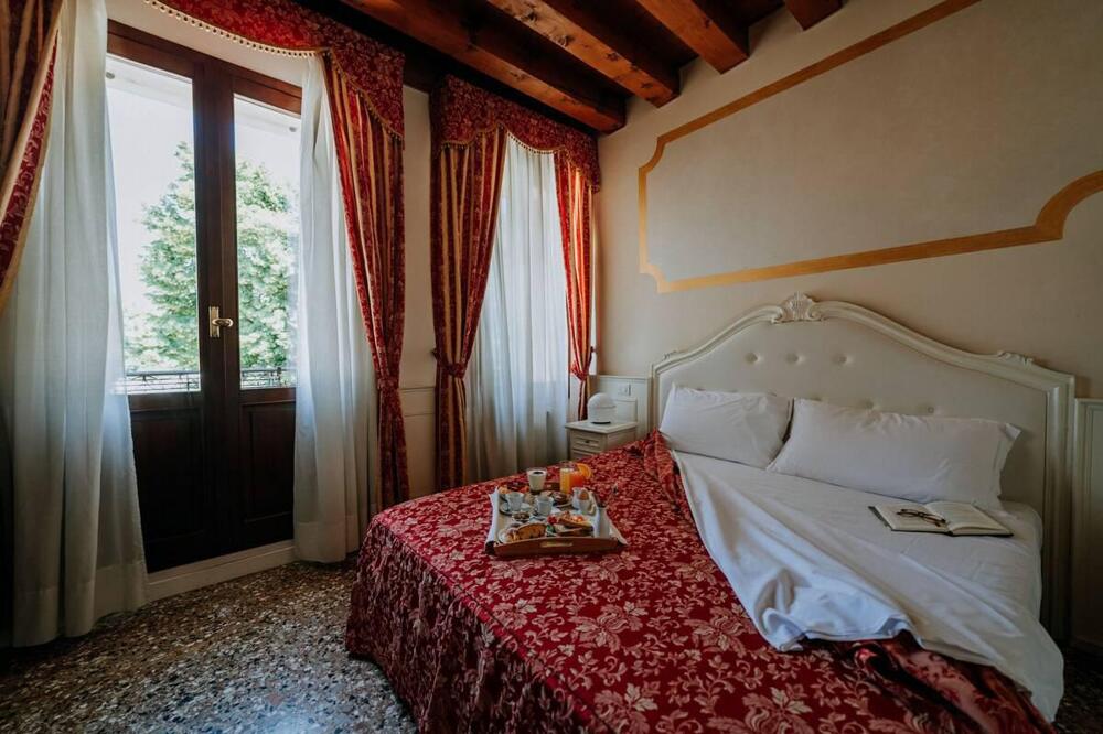 Foto de una habitación de Hotel Villa Patriarca