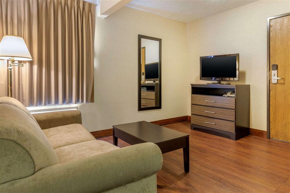 Room – Hotel Econo Lodge Traverse City