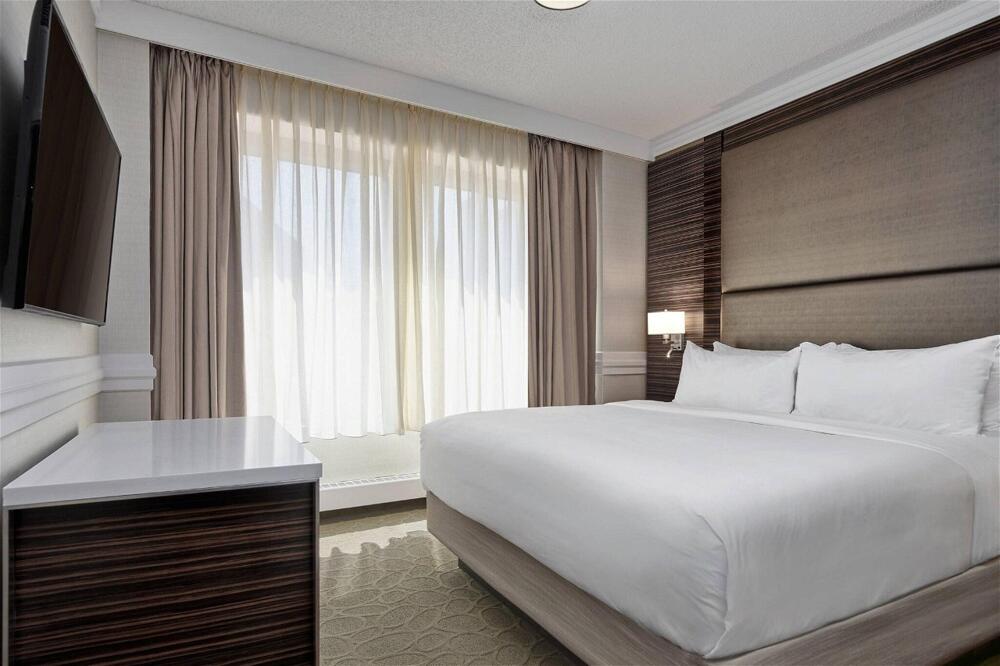 Foto de una habitación de Delta Hotels by Marriott Edmonton Centre Suites