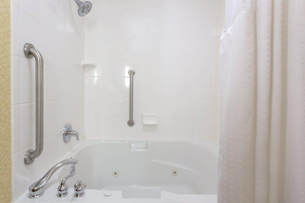 Foto de una habitación de Holiday Inn Express Tower Center New Brunswick, an IHG Hotel