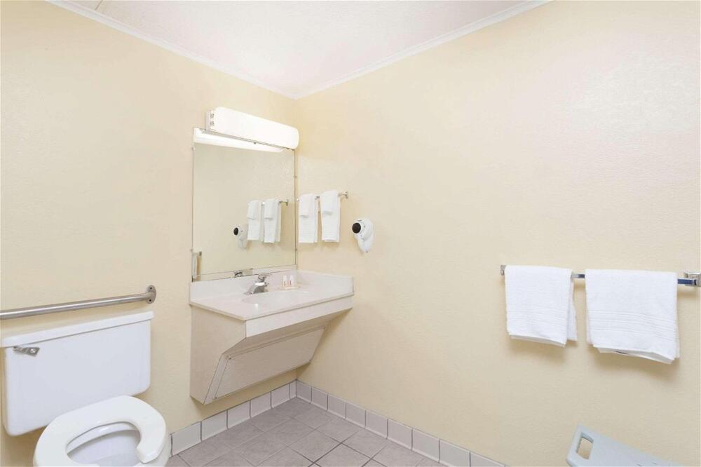 Bathroom – Motel Days Inn by Wyndham Dover Downtown