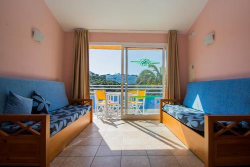 Foto de una habitación de Apartamentos Galdana Gardens