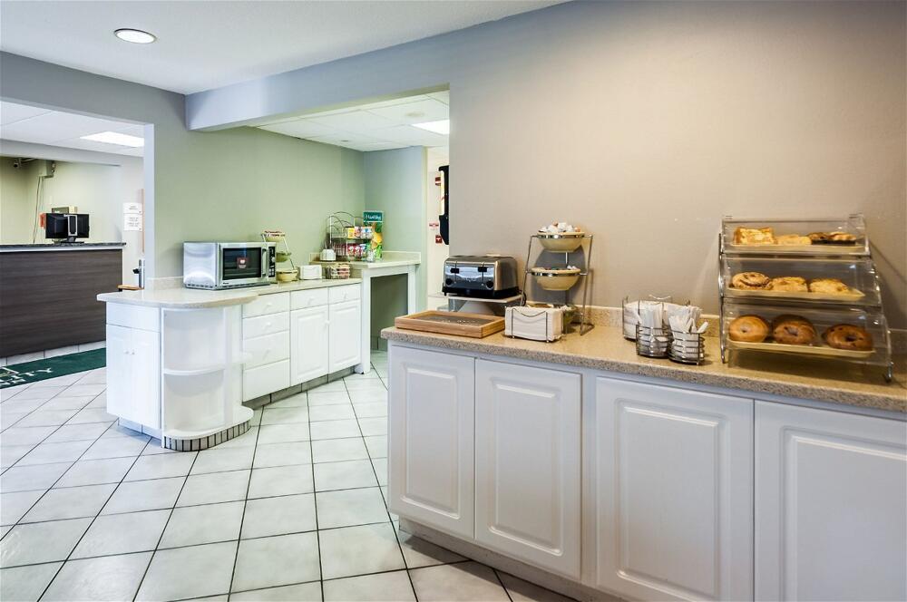Foto de restauración de Hotel Quality Inn Solomons - Beacon Marina