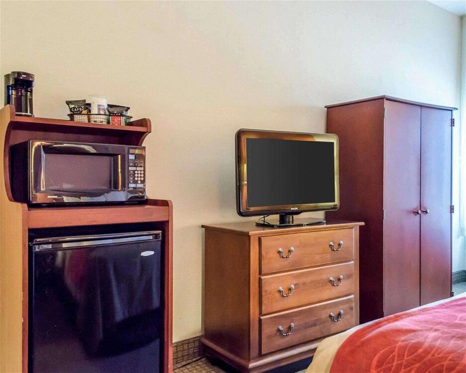 Foto de una habitación de Hotel Comfort Inn &amp;amp; Suites