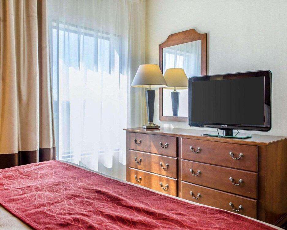 Foto de una habitación de Hotel Comfort Inn &amp;amp; Suites