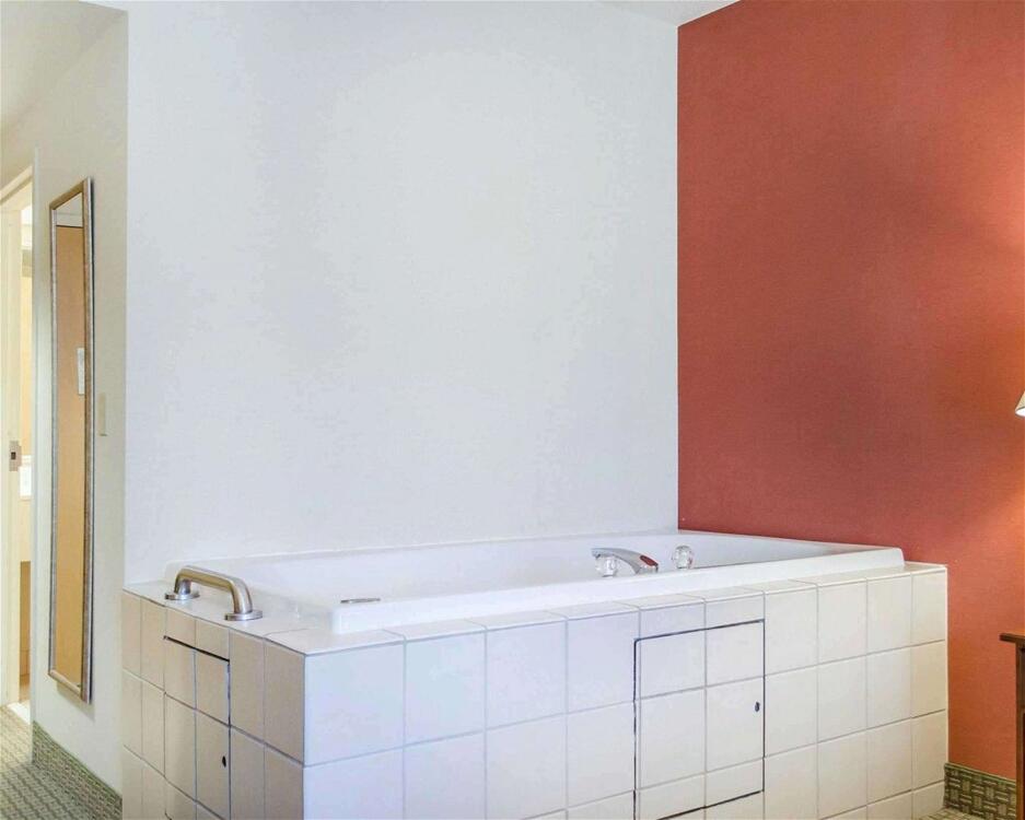 Foto de una habitación de Hotel Comfort Inn &amp;amp; Suites