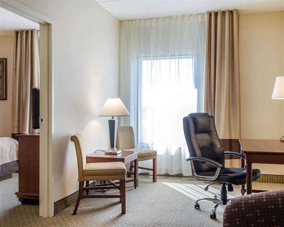 Foto de una habitación de Hotel Comfort Inn &amp;amp; Suites
