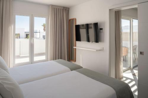 Foto de una habitación de Apartamentos Nazaret Beach - Adults only