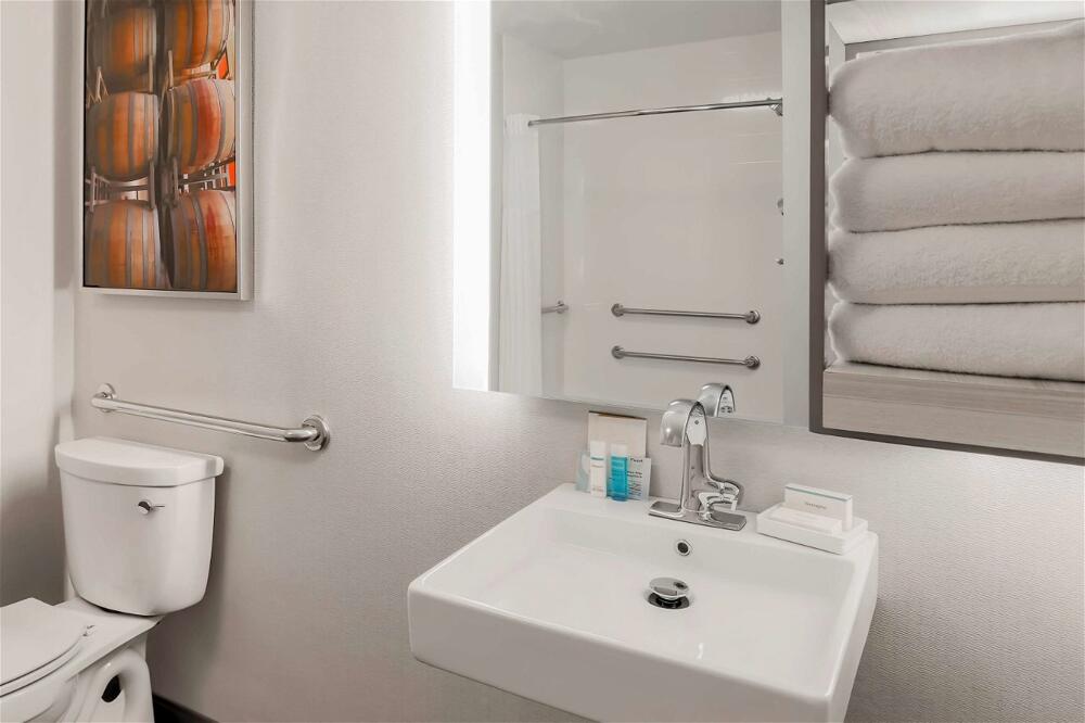 Foto del baño de Hotel Hampton Inn &amp;amp; Suites Windsor-Sonoma Wine Country