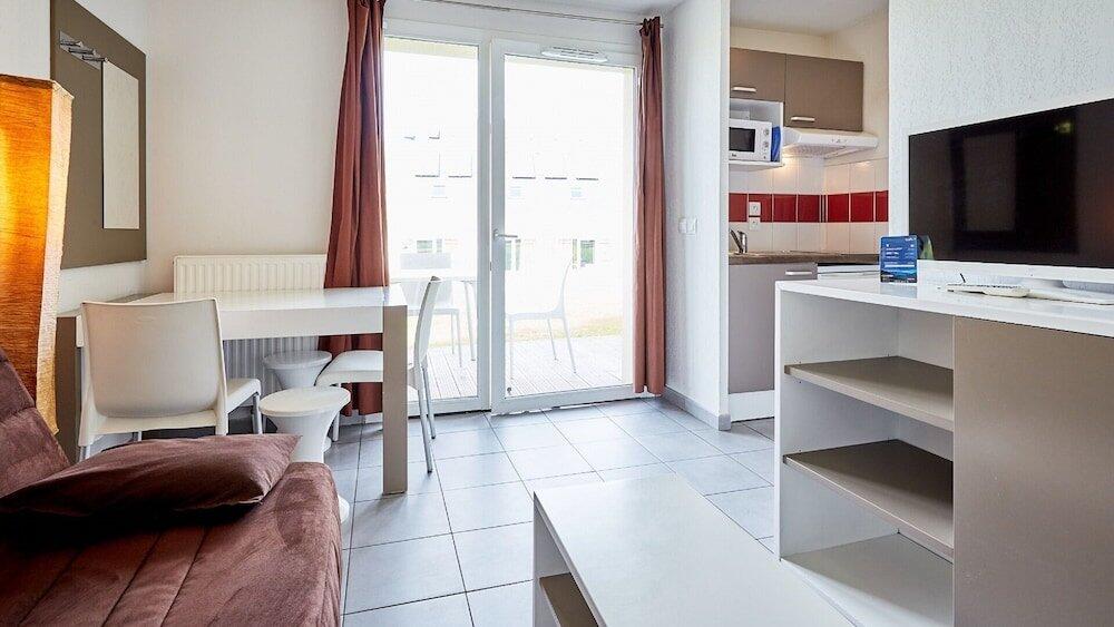 Foto de una habitación de Camping Vacancéole - Le Domaine de la Corniche - Deauville Sud