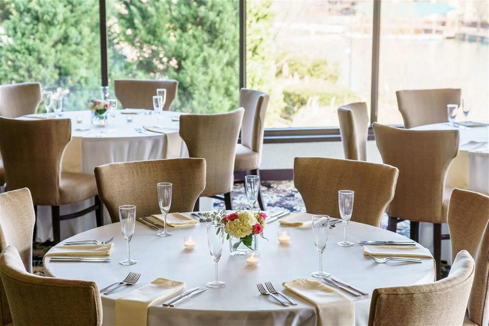 Foto de restauración de Hotel Hilton Charlotte University Place