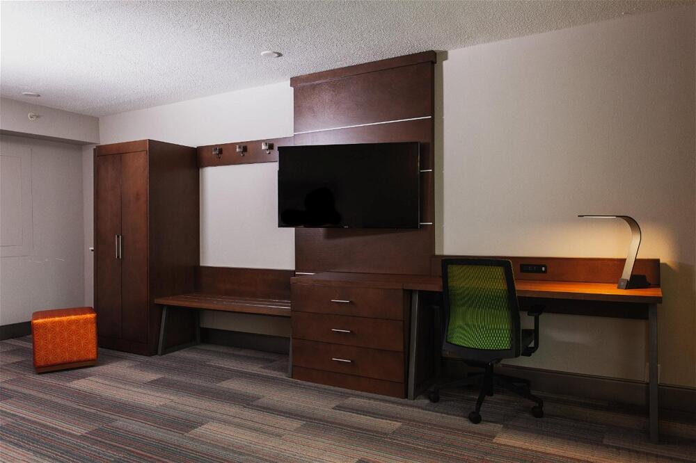Foto de una habitación de Holiday Inn Express &amp;amp; Suites Atlanta Perimeter Mall Hotel, an IHG Hotel