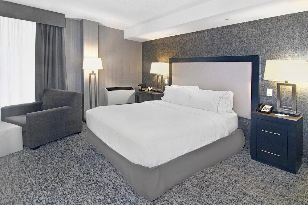 Foto de una habitación de Holiday Inn Express and Suites Calgary, an IHG Hotel