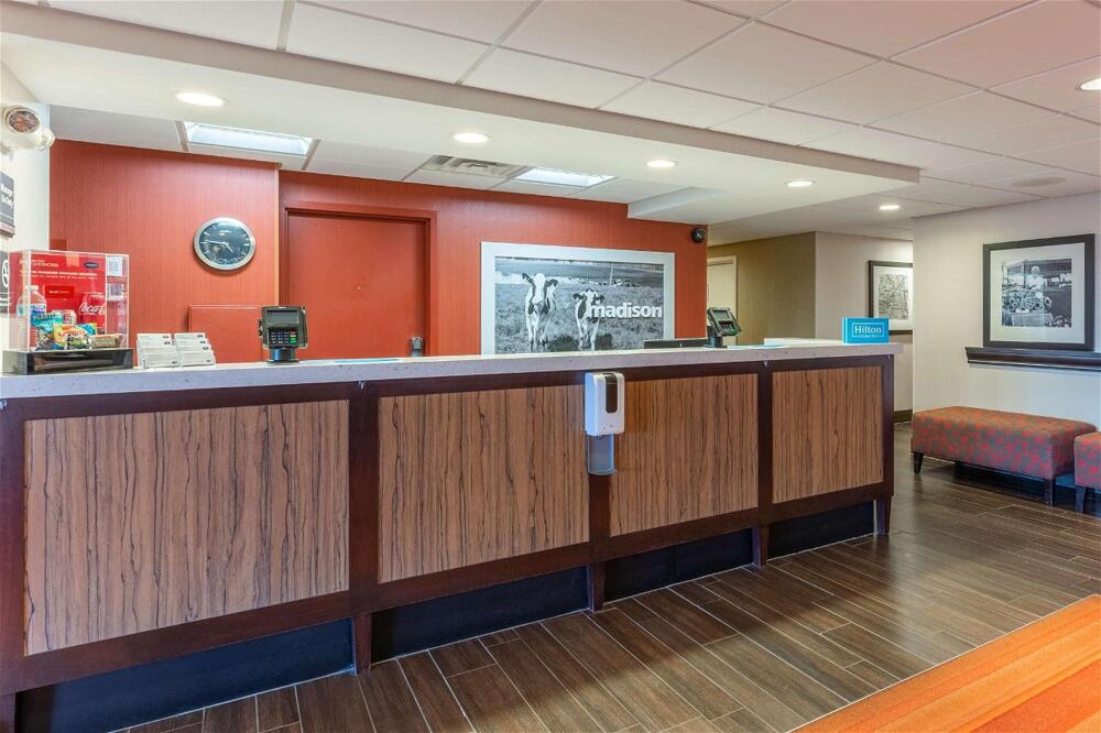Foto de las zonas nobles de Hotel Hampton Inn Madison East Towne Mall Area
