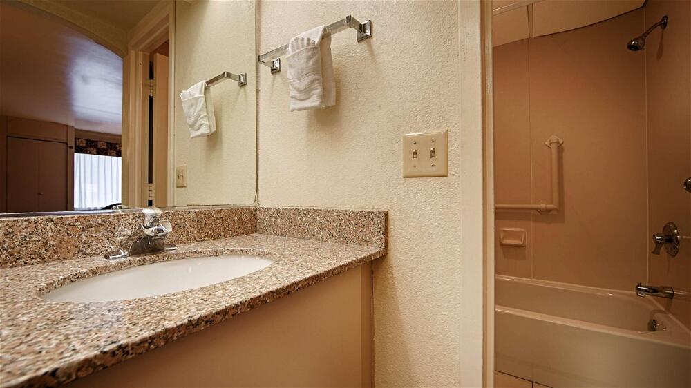 Foto del baño de SureStay Hotel by Best Western East Brunswick