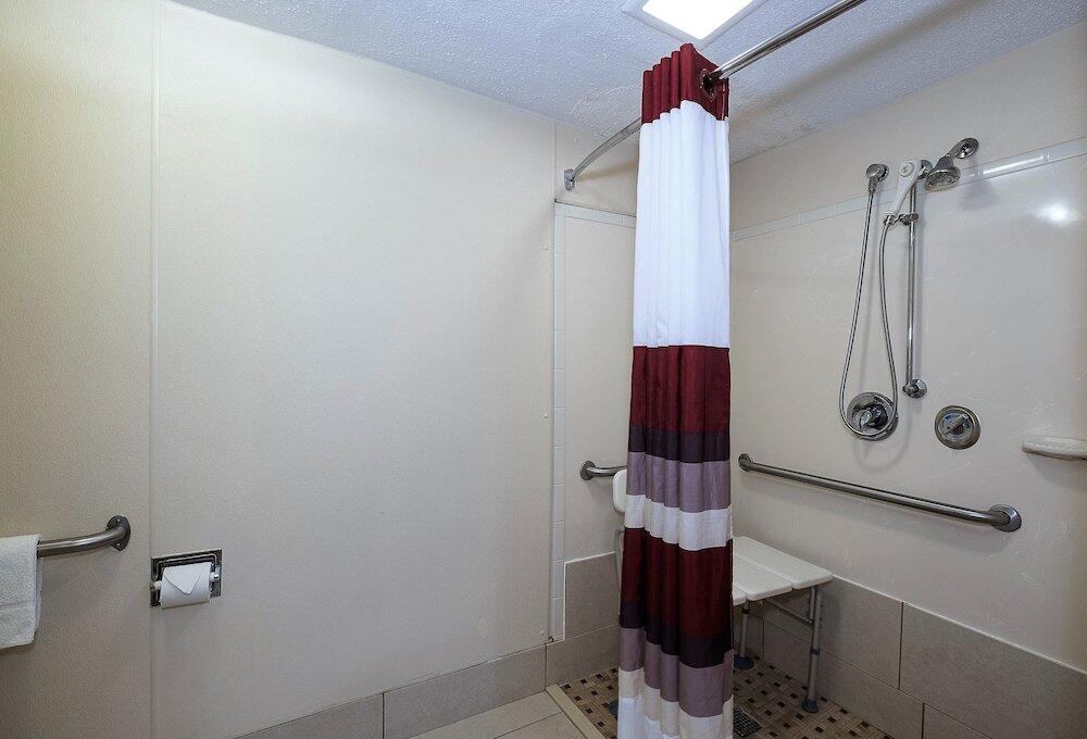 Bathroom – Hotel Red Roof Inn Dayton - Fairborn/ Nutter Center