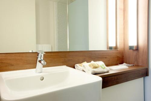 Foto del baño de Hotel Campanile Carcassonne Est - La Cité