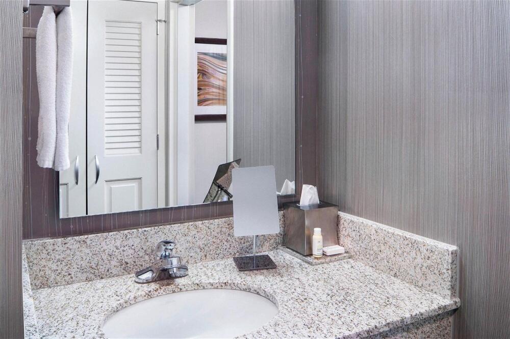 Bathroom – Hotel Courtyard Jersey City Newport