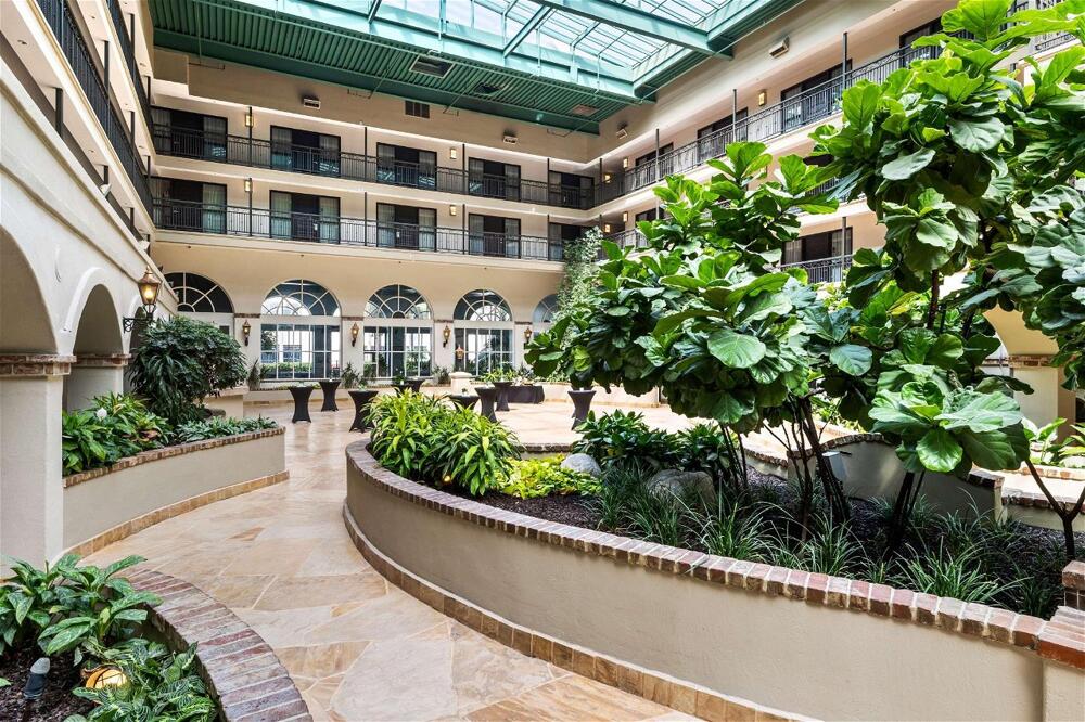 Foto del exterior de Hotel Embassy Suites by Hilton Los Angeles International Airport South