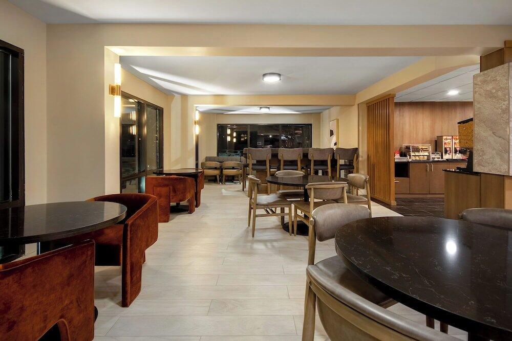 Foto de restauración de SureStay Hotel by Best Western Secaucus Meadowlands