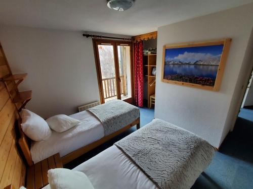 Foto de una habitación de Hôtel L&amp;#039;Echaillon