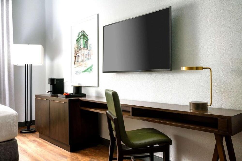 Foto de una habitación de Hotel The Bluff Savannah Historic, Tapestry Collection by Hilton
