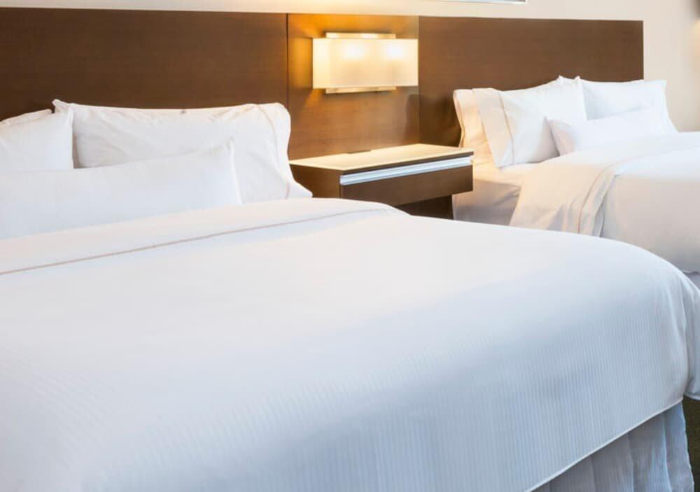 Foto de una habitación de Hotel The Westin Wall Centre, Vancouver Airport
