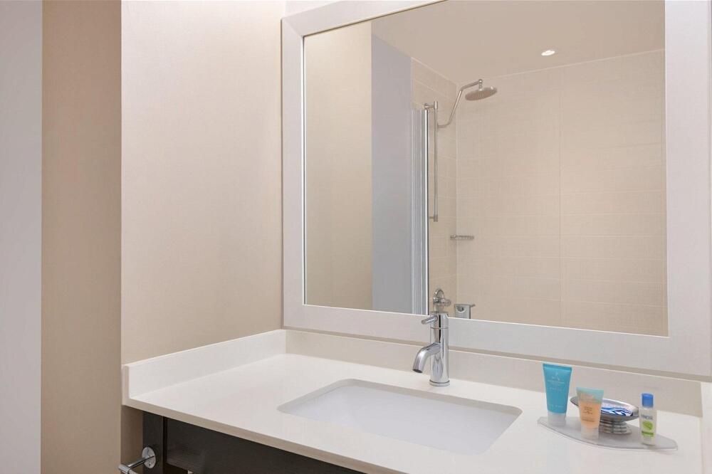 Foto del baño de Hotel Courtyard by Marriott New York JFK Airport