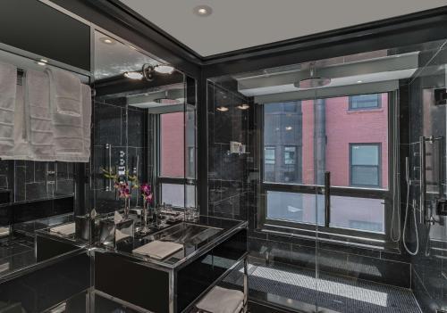 Foto del baño de Hotel The Chatwal