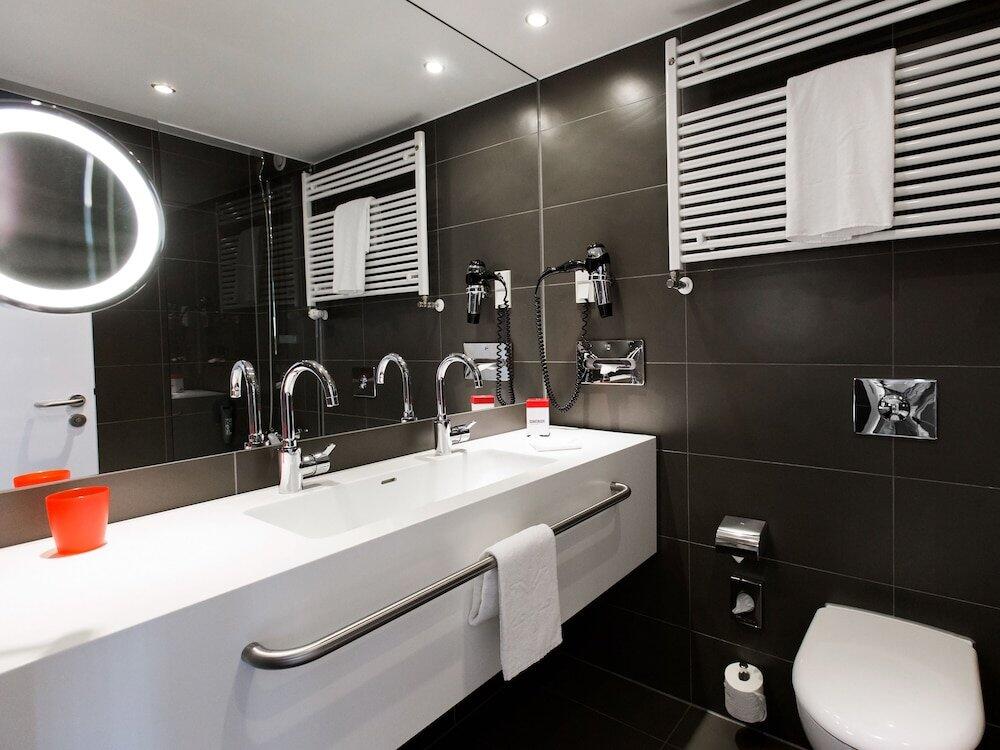 Foto del baño de DORMERO Hotel Hannover