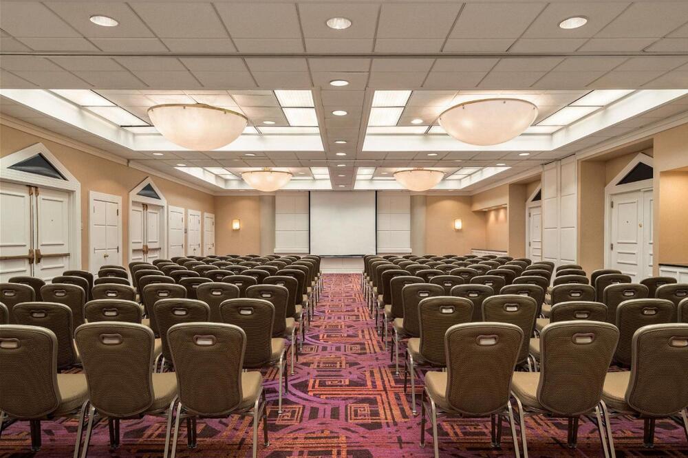 Foto de los servicios de Crowne Plaza Englewood, an IHG Hotel