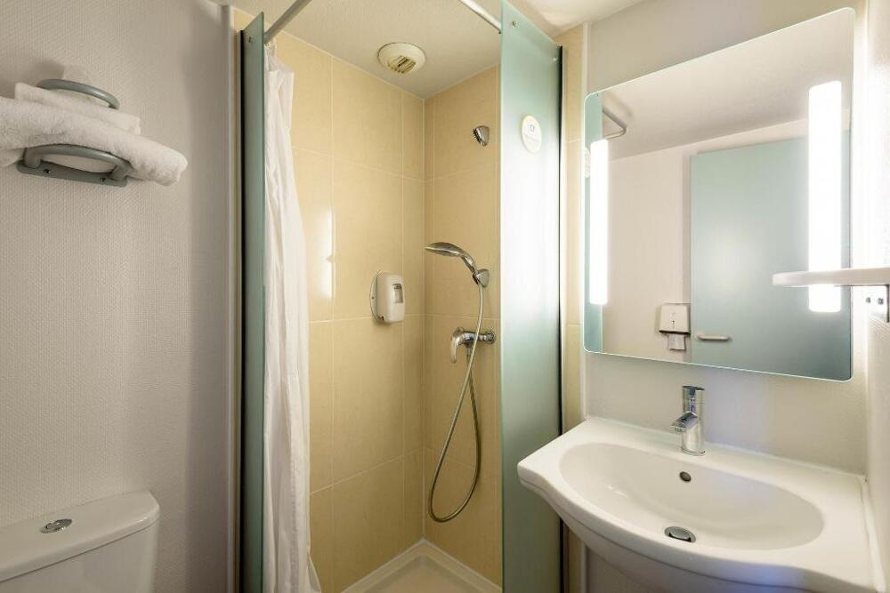 Foto del baño de B&amp;amp;B HOTEL Narbonne 1