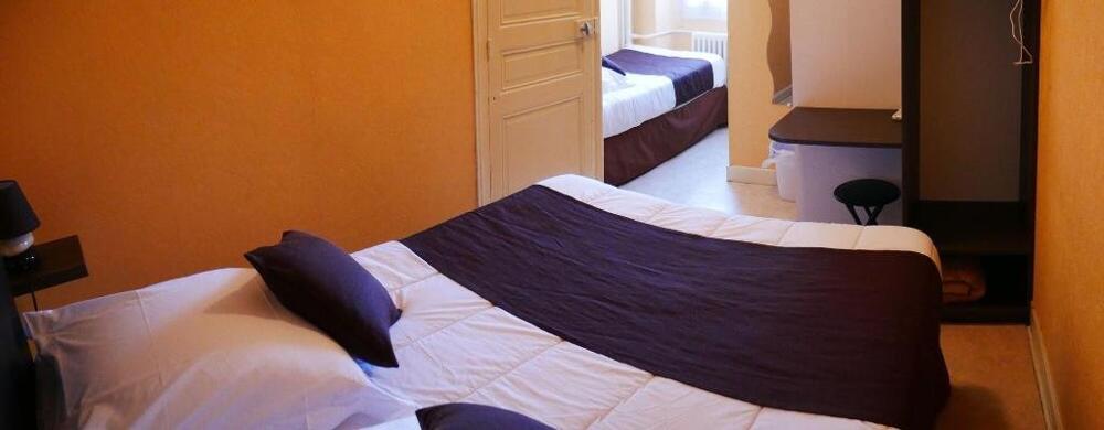 Foto de una habitación de Hotel du Commerce